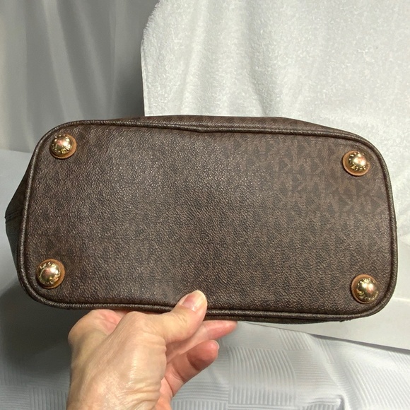 Michael Kors Jet Set Signature Bag - Picture 9 of 16